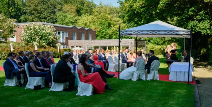 Freie Trauung im Garten mit Trauredner Volker Dymel Freie Trauung im Garten mit Trauredner Volker Dymel
