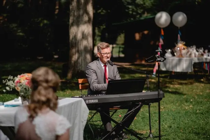Hochzeitssänger Volker Dymel bei einer freien Trauung Hochzeitssänger Volker Dymel bei einer freien Trauung